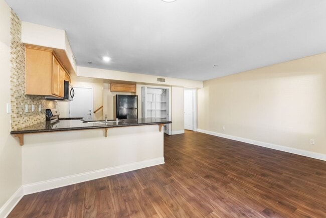 Building Photo - Corona Pointe Townhomes