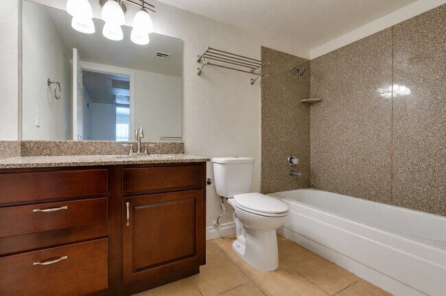 Foto del edificio - Beautiful 2-Bed, 2-Bath 2nd-Floor Condo Near The Lakes!