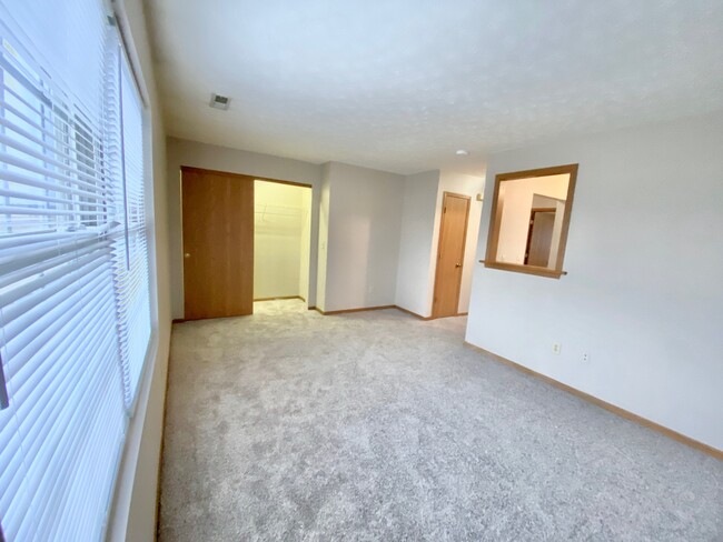 Building Photo - 402 N Owens Dr