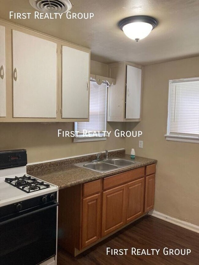 Building Photo - Recently Updated 2 Bedroom Single Family H...