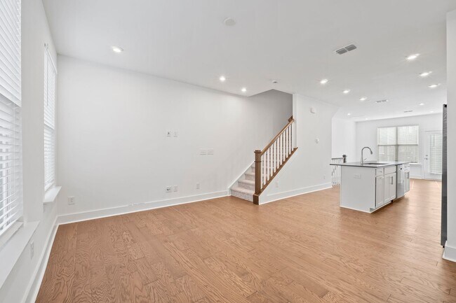 Foto del edificio - Prime Briar Creek Location – 3BR Townhome ...