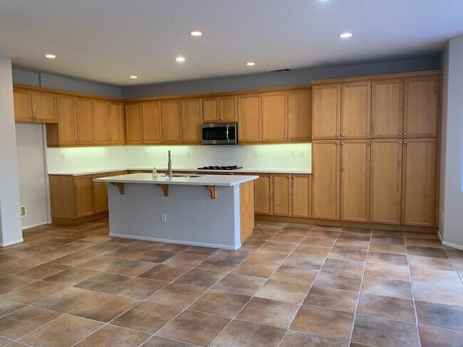 Foto del edificio - 4 BEDROOM WITH LARGE BACKYARD