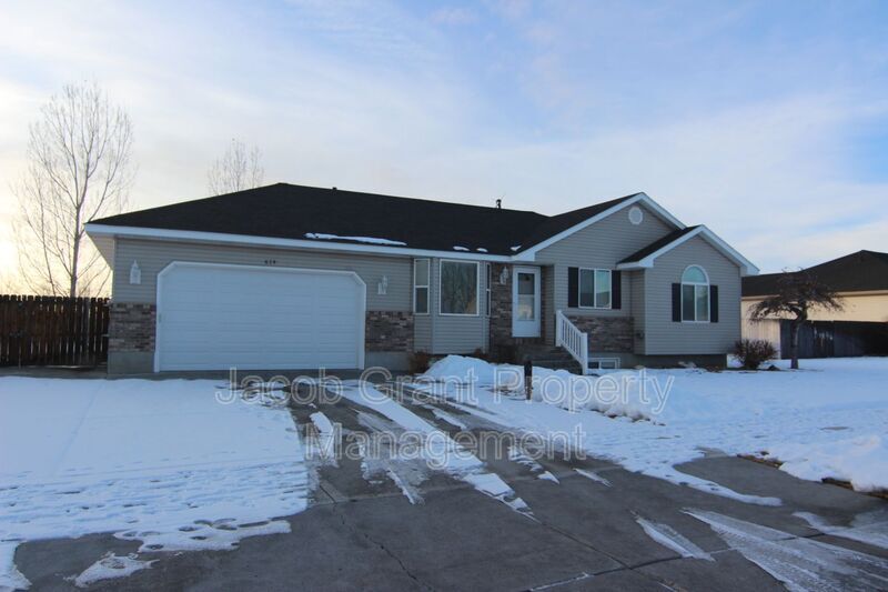 614 Ensign Dr, Ammon, ID 83406 House Rental in Ammon, ID