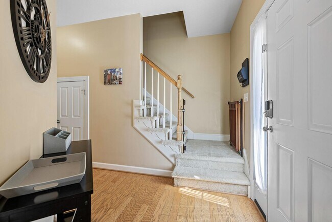 Foto del edificio - 323 Fox Hill Rd