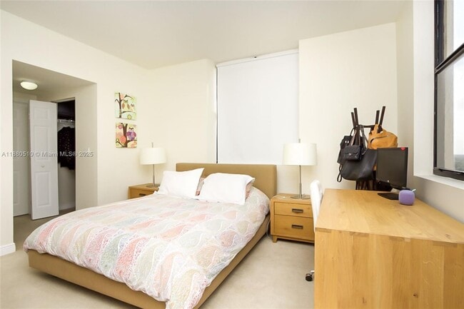 Foto del edificio - 888 Douglas Rd