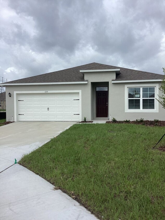 Foto principal - Four bedroom two bath in Eagle Lake