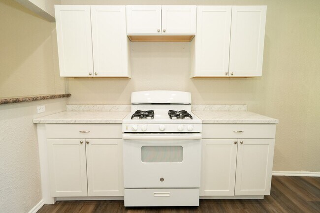 Building Photo - Stunning 2 Bedroom 1 Bath