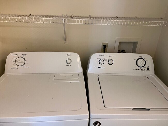 Building Photo - Harmon Estates Available! Available NOW!