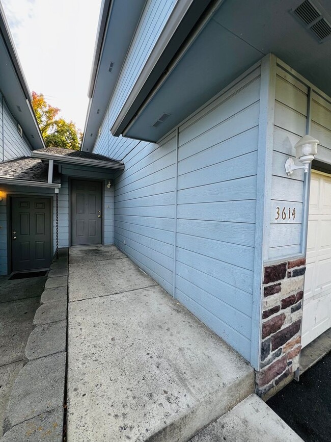 Foto del edificio - Non-Refundable & Security Deposit Total: $...