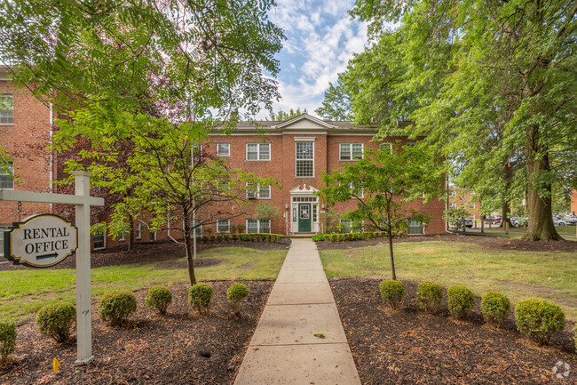 Building Photo - Broadview Gardens Apartments