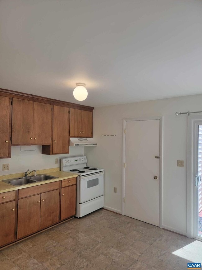 Building Photo - 1203 Oak Hill Dr