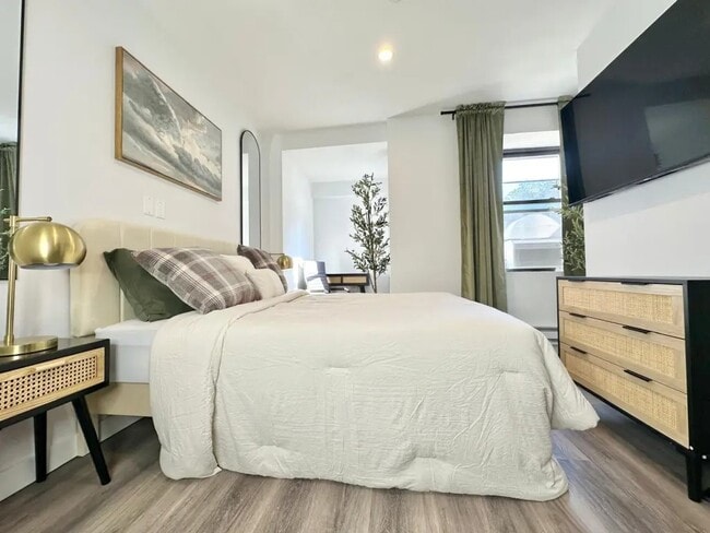 Building Photo - Furnished room/NOT APARTMENT