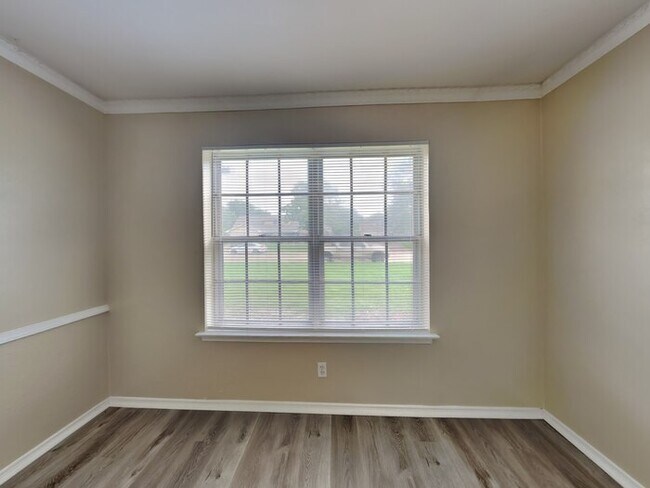 Foto del edificio - 7108 Ellis Rd