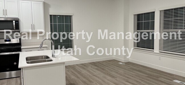 Foto del edificio - Pet Friendly Townhome