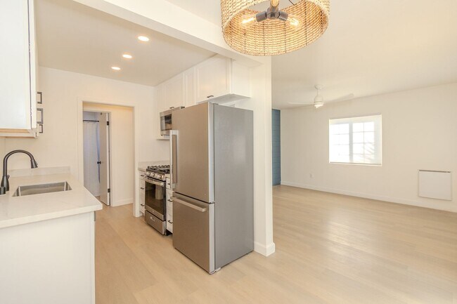 Foto del edificio - Stylishly Remodeled 1-Bed/1-Bath Gem in Crown Point / Pacific Beach. Only $1500 DEPOSIT!