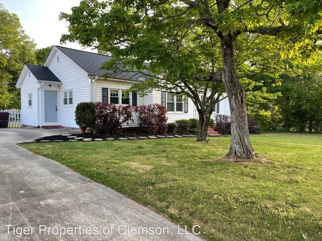 Building Photo - 3 br, 2 bath House - 429 E Queen St