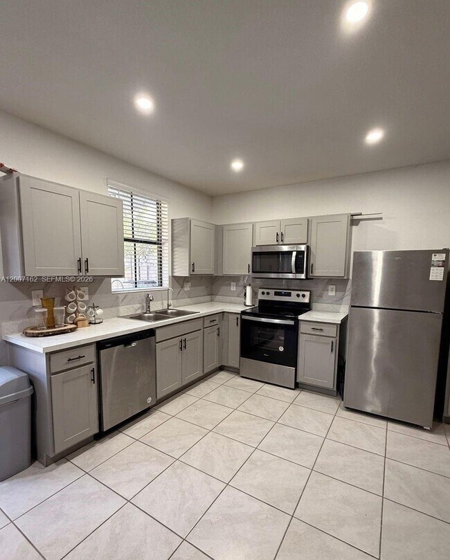 Foto del edificio - 470 NE 12th St