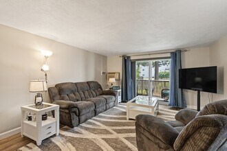 Building Photo - 46 Greentree Ln