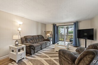 Building Photo - 46 Greentree Ln