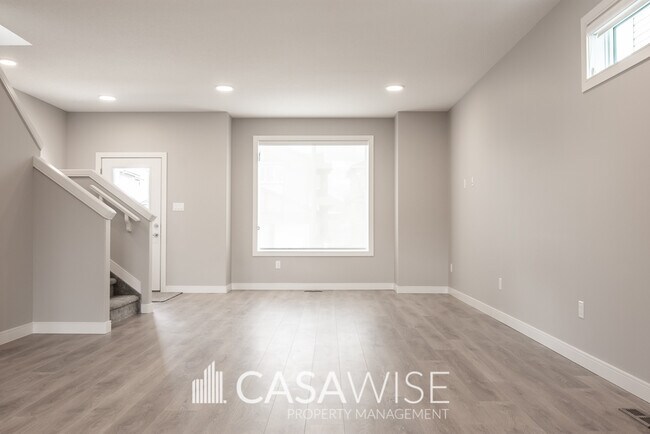 Building Photo - 556 Kleins Cres