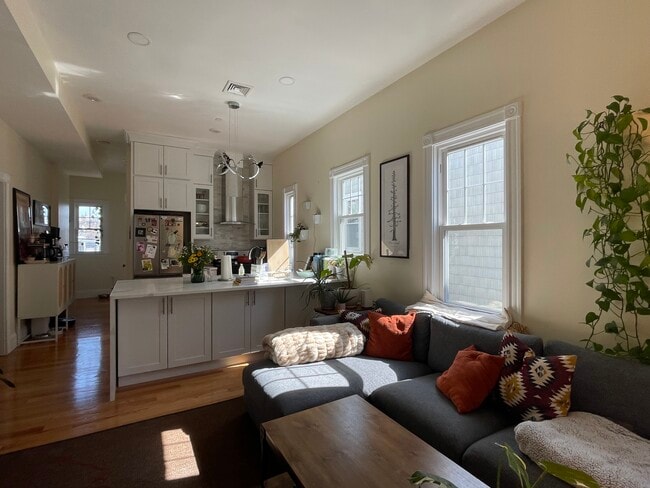 Building Photo - 32 Putnam Ave