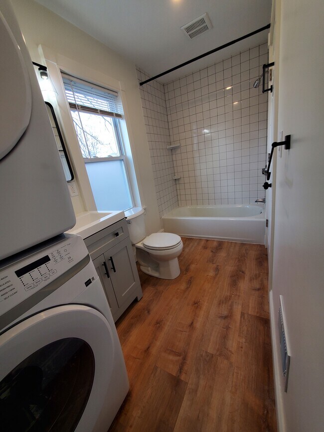 Primer baño - 68 Highland Ave