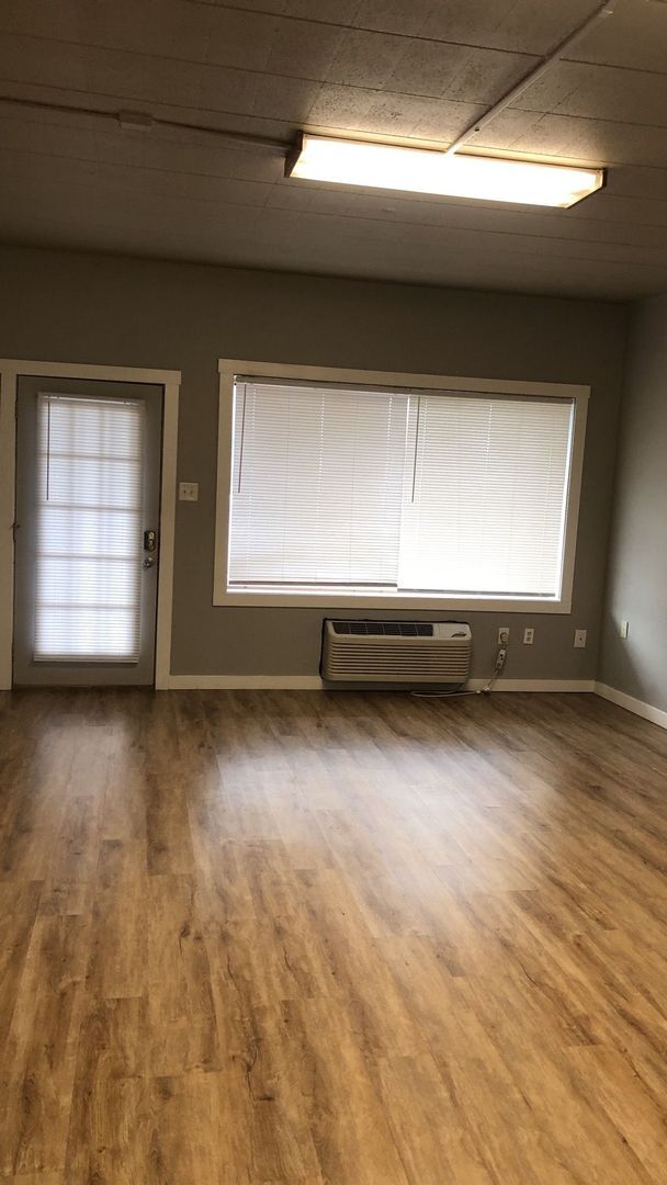 Building Photo - GREAT DOWNTOWN STUDIO APARTMENT!!!