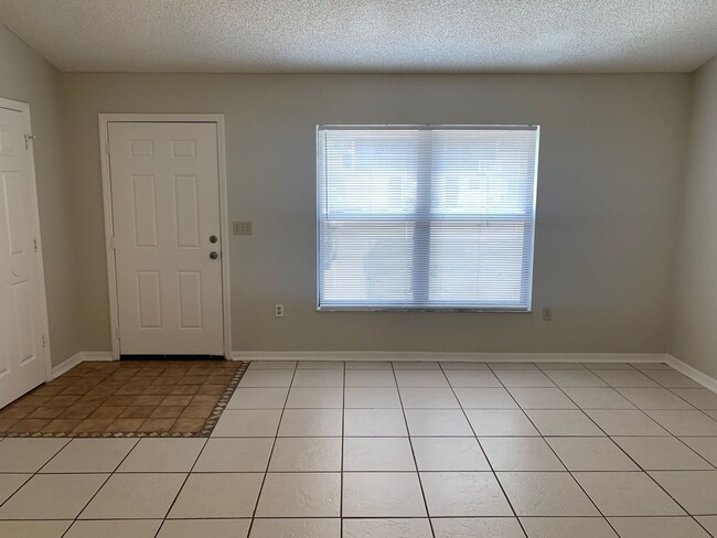 Building Photo - Fantastic Poinciana Location!