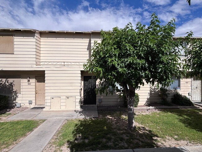 Foto del edificio - Two-Story Townhouse with Detached Garage
