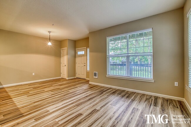 Foto del edificio - Beautiful 1br Condo in Sherwood. End unit ...
