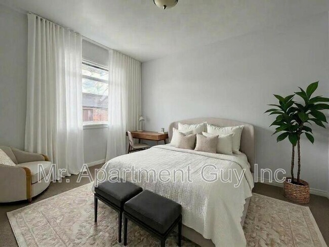 Building Photo - 168 Moore Ave S