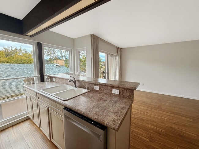 Building Photo - Spacious 1B/1BA Condo w/ Gated Parking & C...