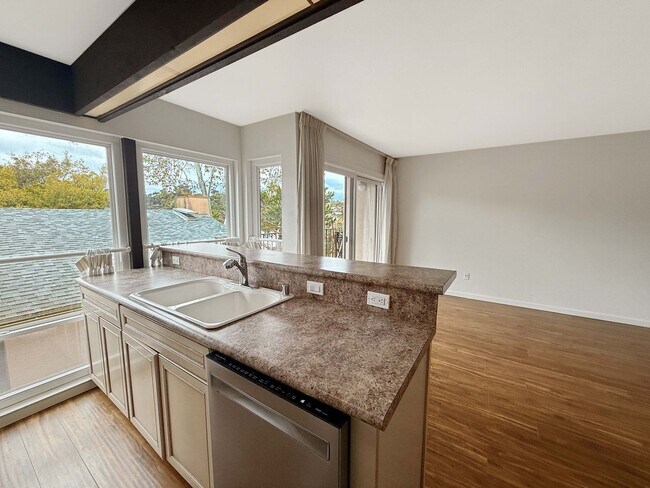 Foto del edificio - Spacious 1B/1BA Condo w/ Gated Parking & C...