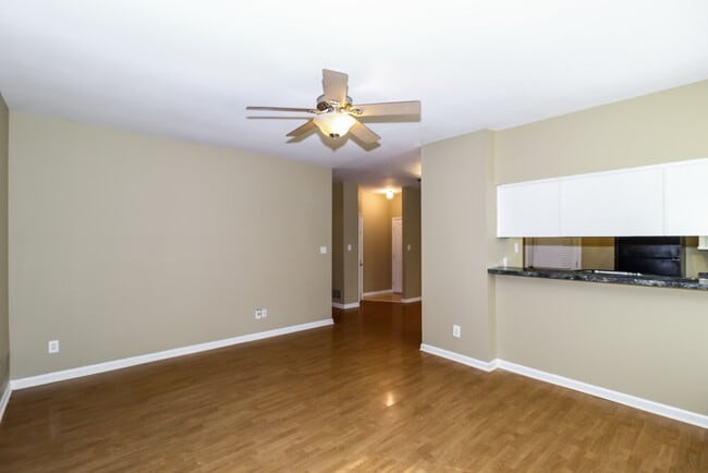 Foto del edificio - 8170 Timber Knoll Ln