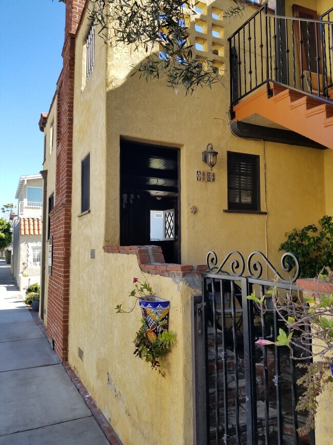 Unit entrance on Manhattan Avenue - 3201 Manhattan Ave