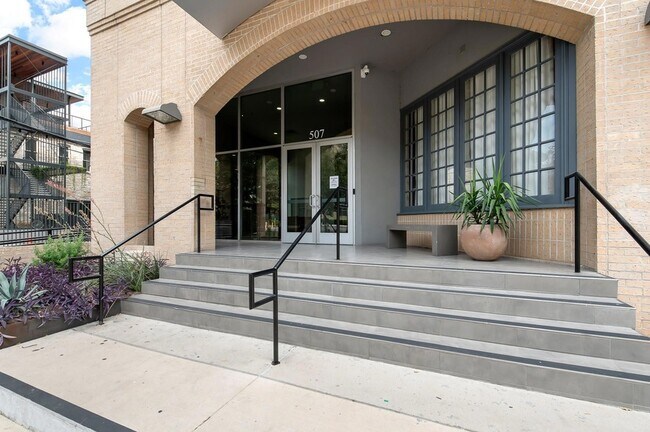 Building Photo - 507 Sabine St