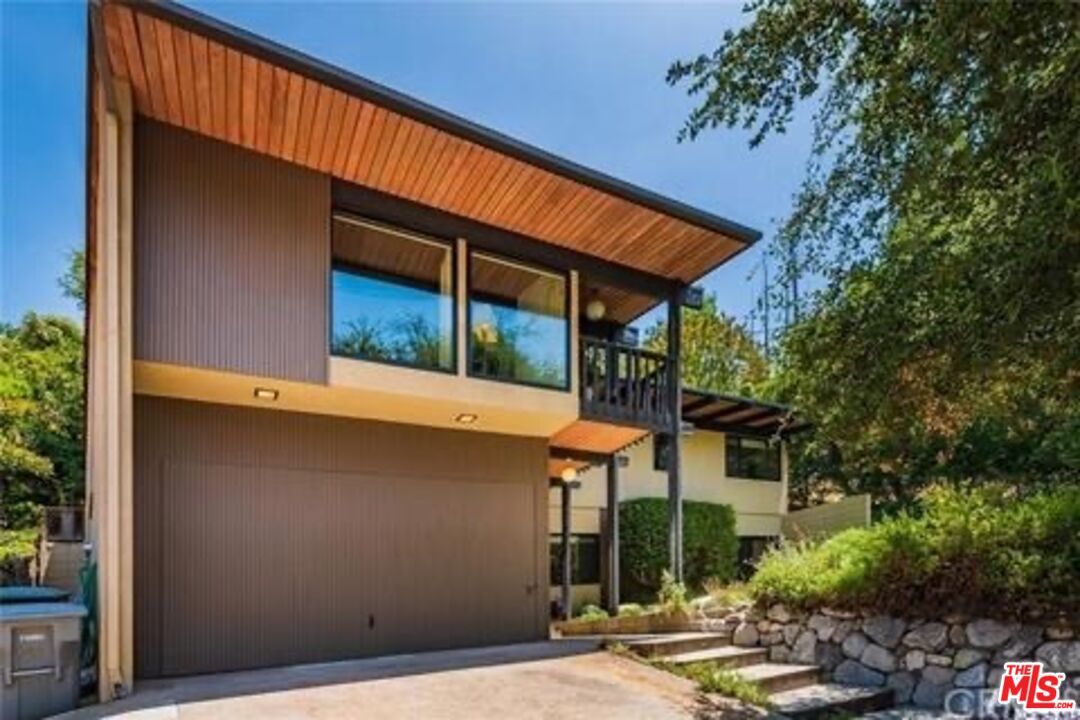Foto principal - 3242 E Chevy Chase Dr