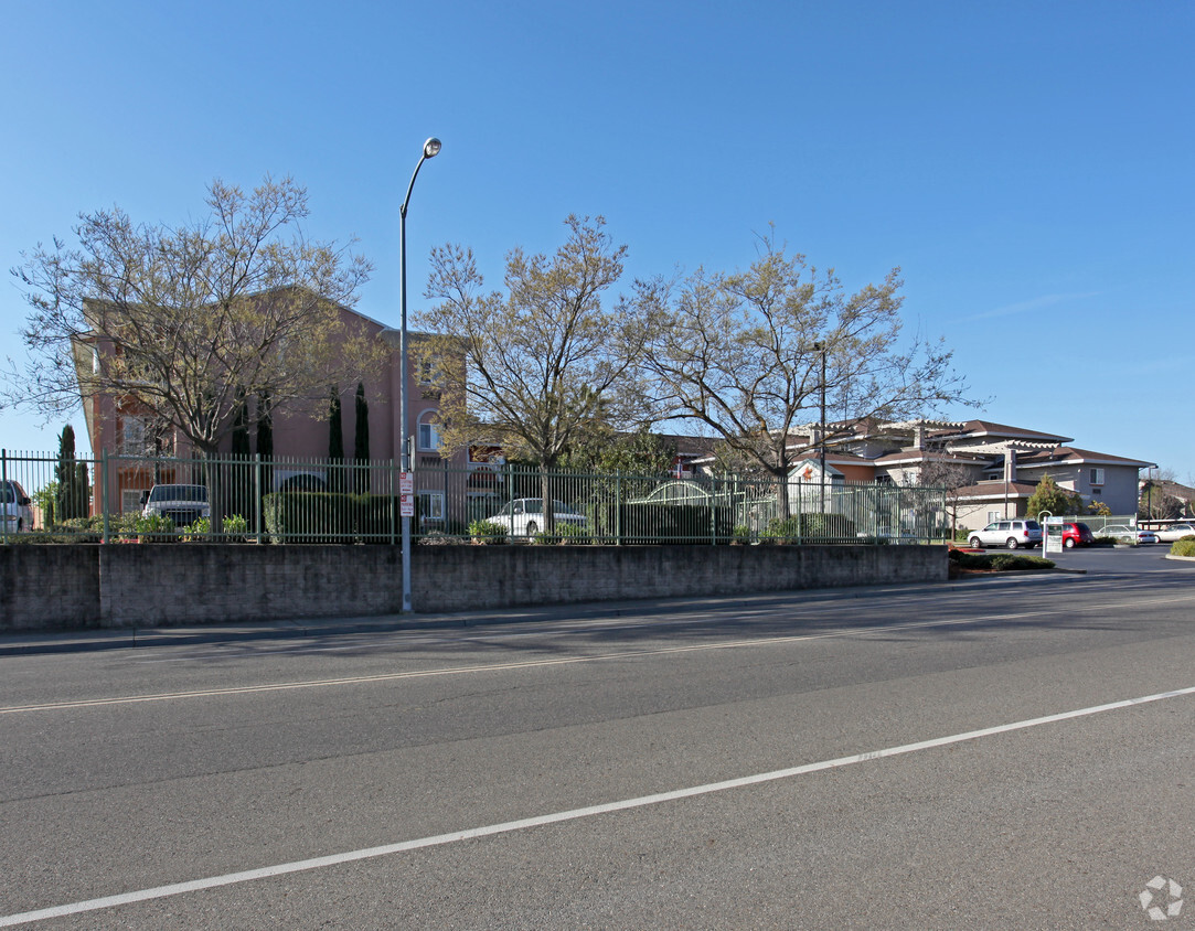 Foto del edificio - Stock Ranch Road Retirement Community