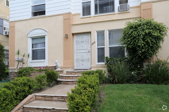 Building Photo - 140 S Reeves Dr