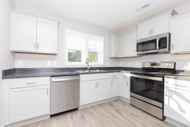 Foto del edificio - MOVE-IN READY