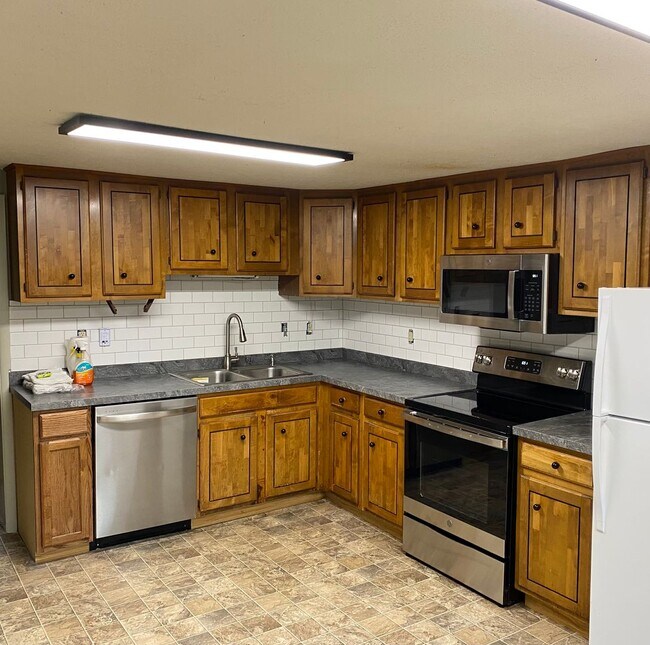 Building Photo - Amazing Downtown Location - 3 BR Home just...