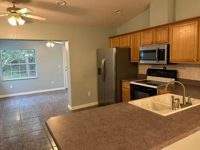 Cocina con espacio extra que se puede utilizar como comedor, oficina, área de juegos. - 3 Frank Pl