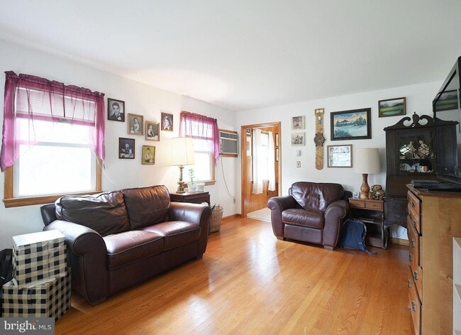 Building Photo - Quaint 2 Bedroom, 1 Bath Single Family Hom...