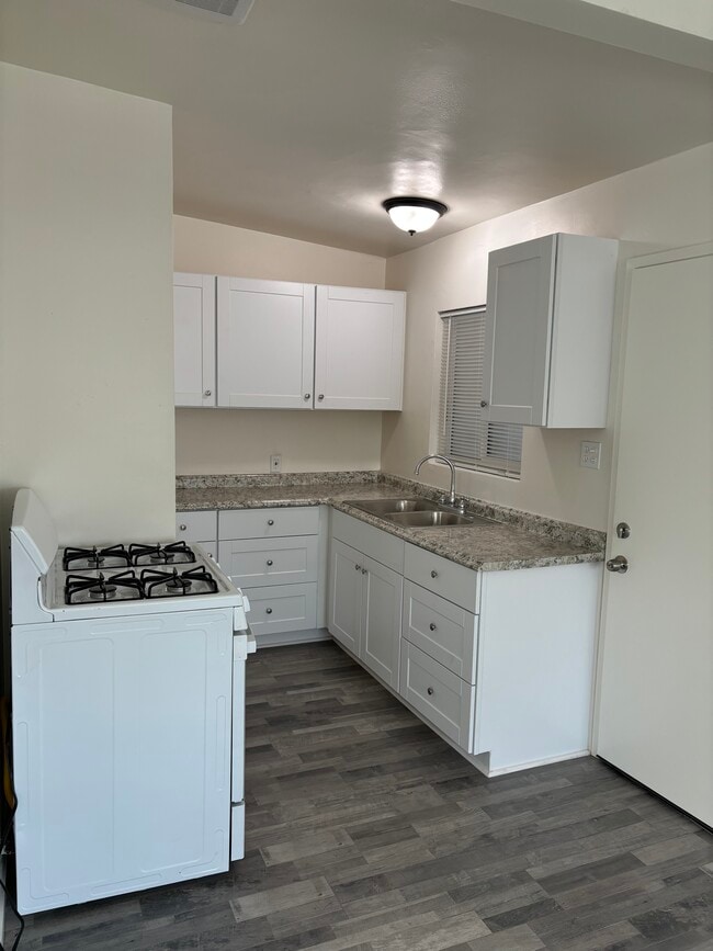 Building Photo - 465 W Ramona Dr