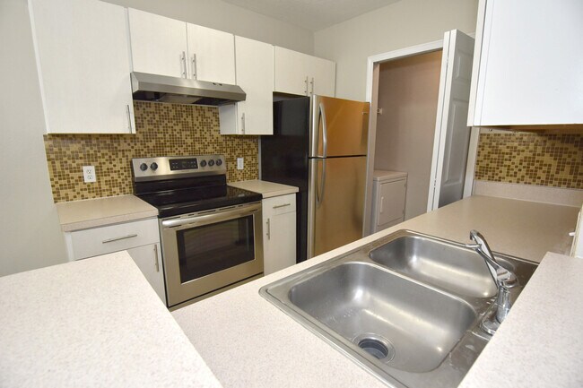 Foto del edificio - **Beautiful 3-Bedroom, 2-Bath Condo in Gated Courtney Landing – Prime Lee Vista Location!**