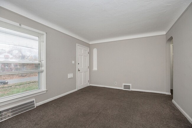 Building Photo - 2 BED 1 BATH SINGLE FAMILY HOME IN THE LEE-MILES NEIGHBORHOOD!