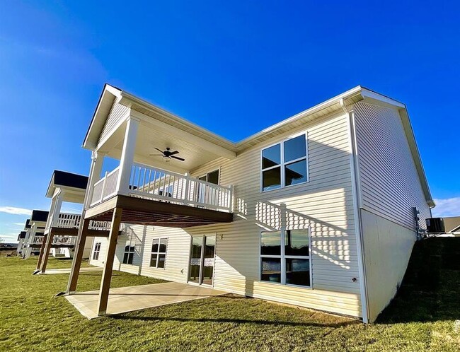 Building Photo - 810 Applewood Creek Dr