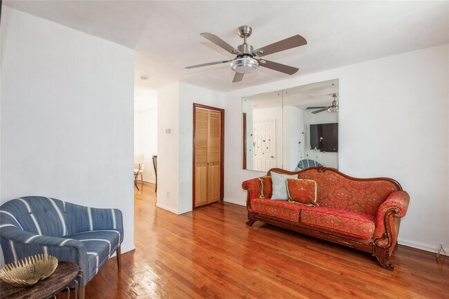 Foto del edificio - 165-35 144th Terrace