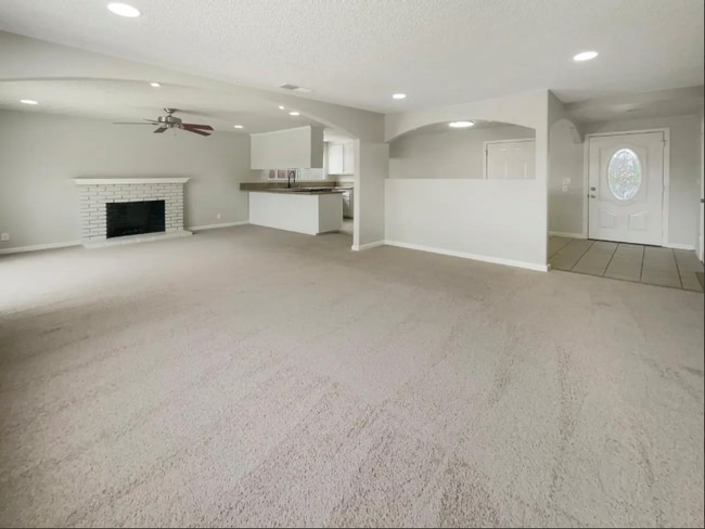 Building Photo - 5921 Hillsdale Blvd