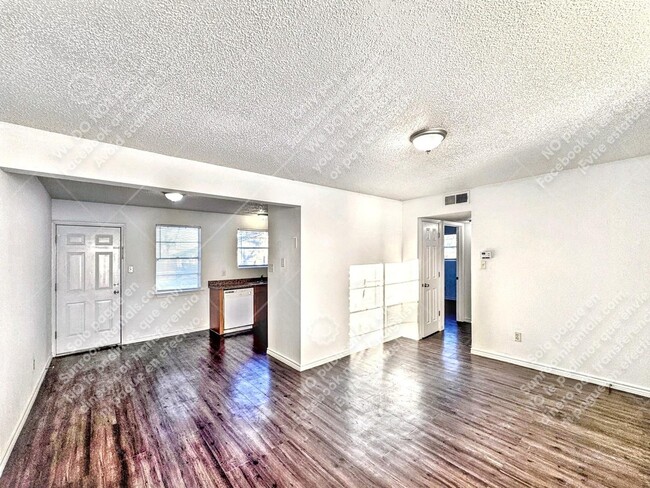 Foto del edificio - 742 Old Martindale Rd